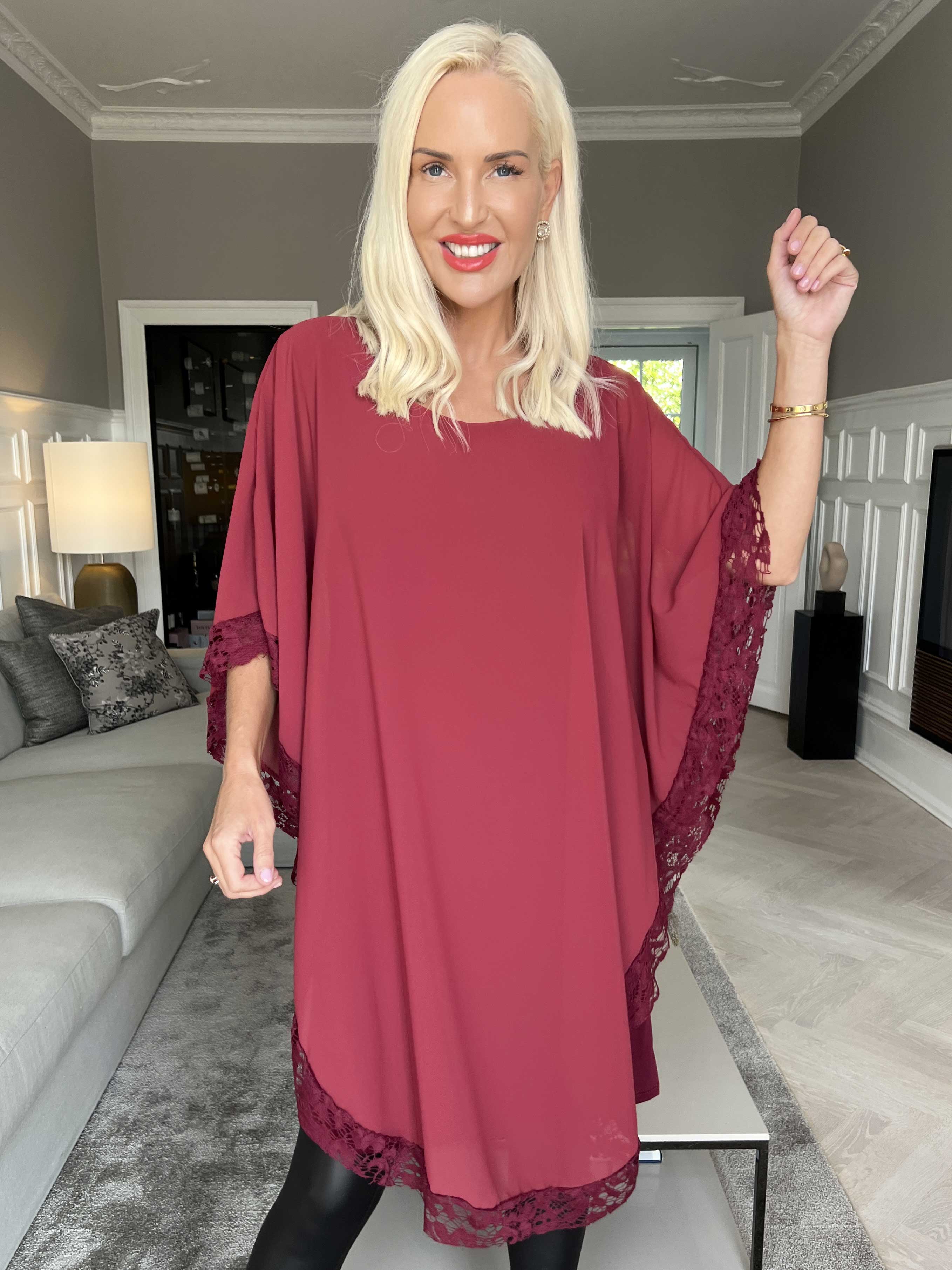 Kenya Edge - Tunikaklänning med chiffonglager och spetskant